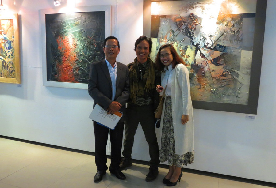 Ghi lại khoảnh khắc kỷ niệm tại triển lãm mỹ thuật