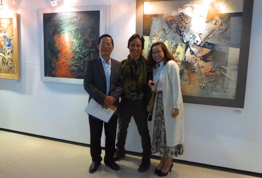 Ghi lại khoảnh khắc kỷ niệm tại triển lãm mỹ thuật