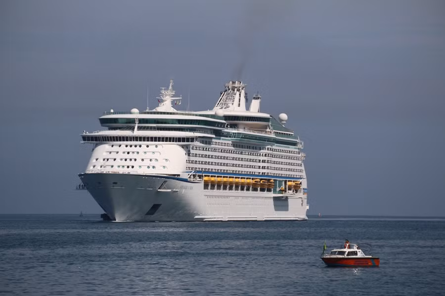 Khoảng 5.000 hành khách và thủy thủ đoàn đi trên tàu biển Royal Caribbean Cruises đã cập cảng Chân Mây