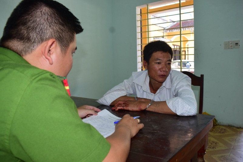 Cán bộ điều tra lấy lời khai đối tượng Đoàn Văn Lòn