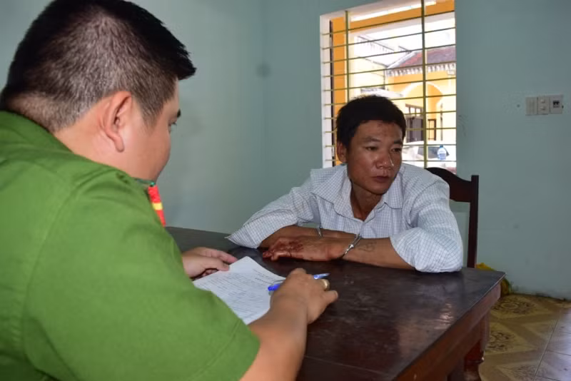 Cán bộ điều tra lấy lời khai đối tượng Đoàn Văn Lòn