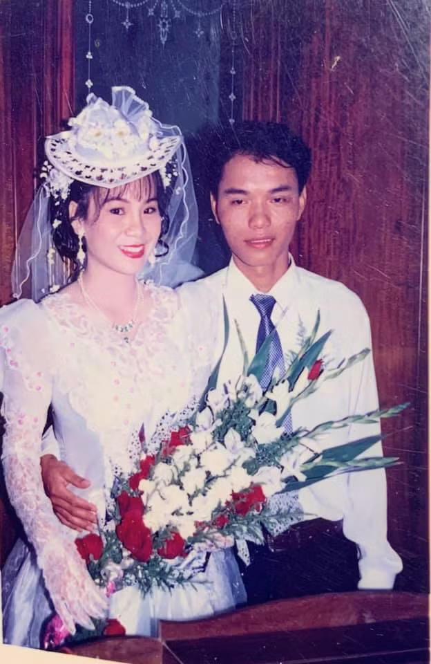 Style trang điểm ảnh cưới da trắng má hồng của bố mẹ ngày xưa3