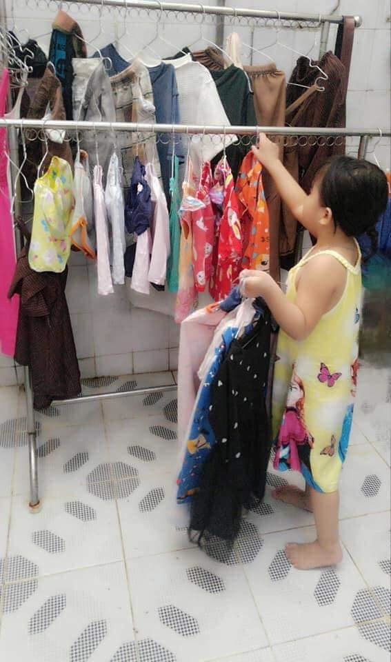 Bé gái 4 tuổi đã tất bật cơm nước, giặt giũ cả ngày bởi lý do ai nấy đều rơi nước mắt