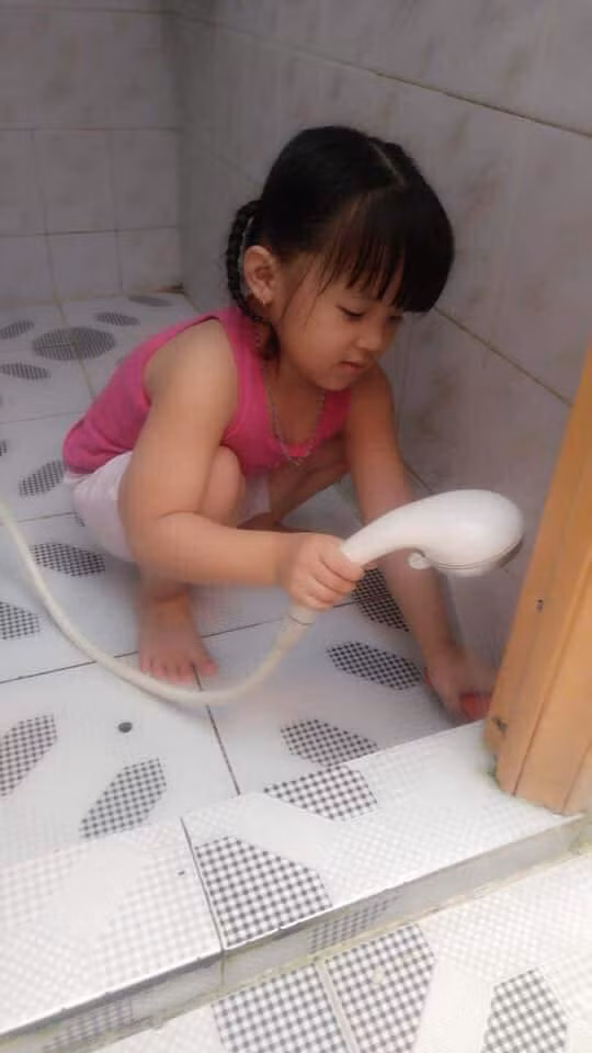 Bé gái 4 tuổi đã tất bật cơm nước, giặt giũ cả ngày bởi lý do ai nấy đều rơi nước mắt