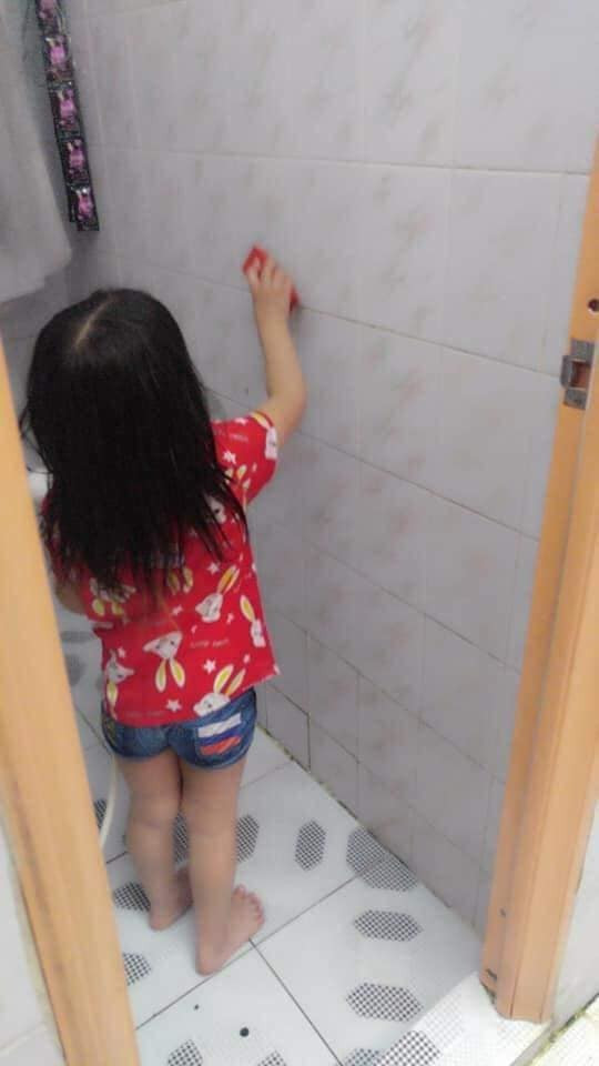 Bé gái 4 tuổi đã tất bật cơm nước, giặt giũ cả ngày bởi lý do ai nấy đều rơi nước mắt