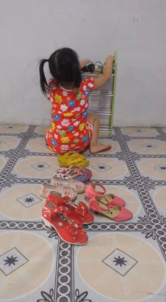 Bé gái 4 tuổi đã tất bật cơm nước, giặt giũ cả ngày bởi lý do ai nấy đều rơi nước mắt