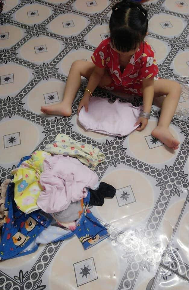 Bé gái 4 tuổi đã tất bật cơm nước, giặt giũ cả ngày bởi lý do ai nấy đều rơi nước mắt