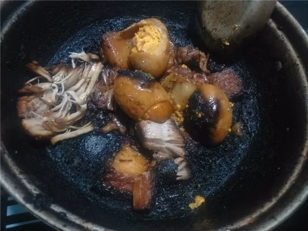 Chặt đôi con gà luộc bị chồng chửi, cô vợ ngây ngô lên mạng hỏi4