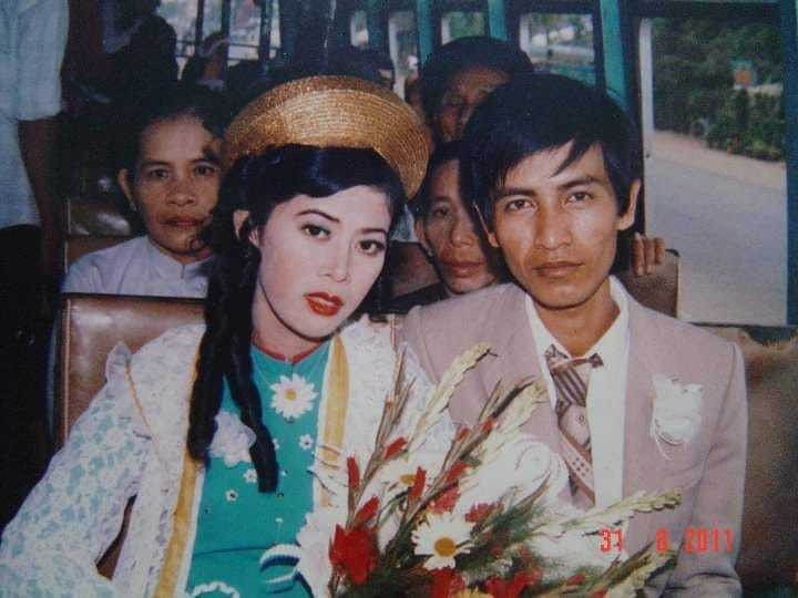 Style trang điểm ảnh cưới da trắng má hồng của bố mẹ ngày xưa
