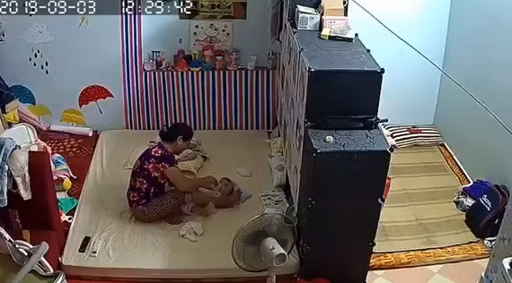 Bé vài tháng tuổi bị giúp việc đánh tới tấp vì không chịu bú sữa2