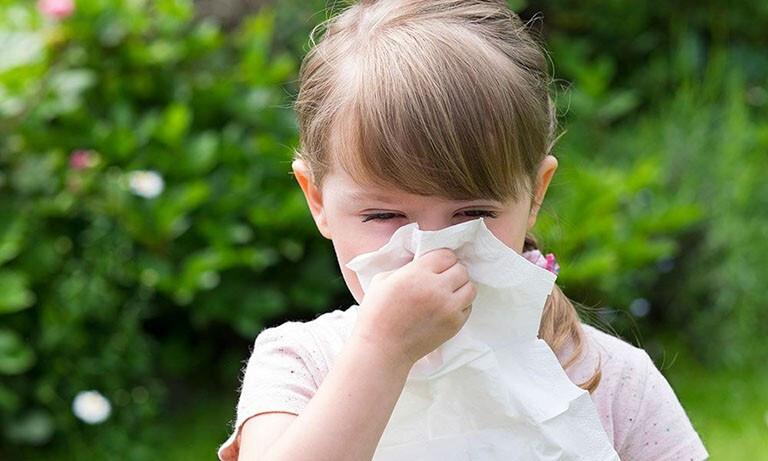 Giải đáp của chuyên gia “Trẻ bị sổ mũi có nên tắm không?” ảnh 1 trẻ bị sổ mũi