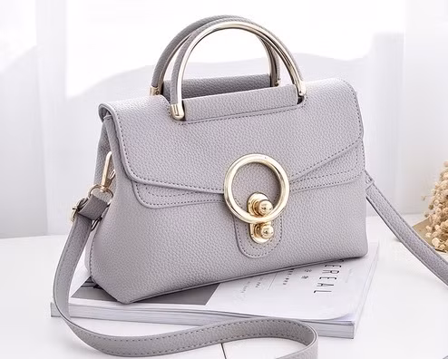 Khoe quà 20/10 sớm lên Facebook, vợ bị chồng đánh chửi