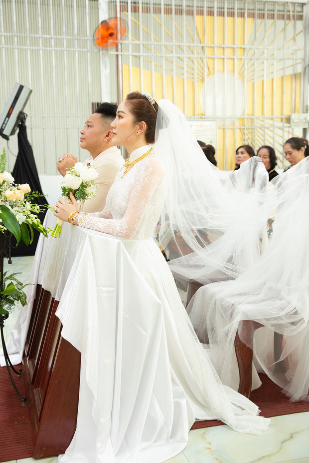 Bảo Thy đeo vàng và kim cương nặng trĩu trong đám cưới