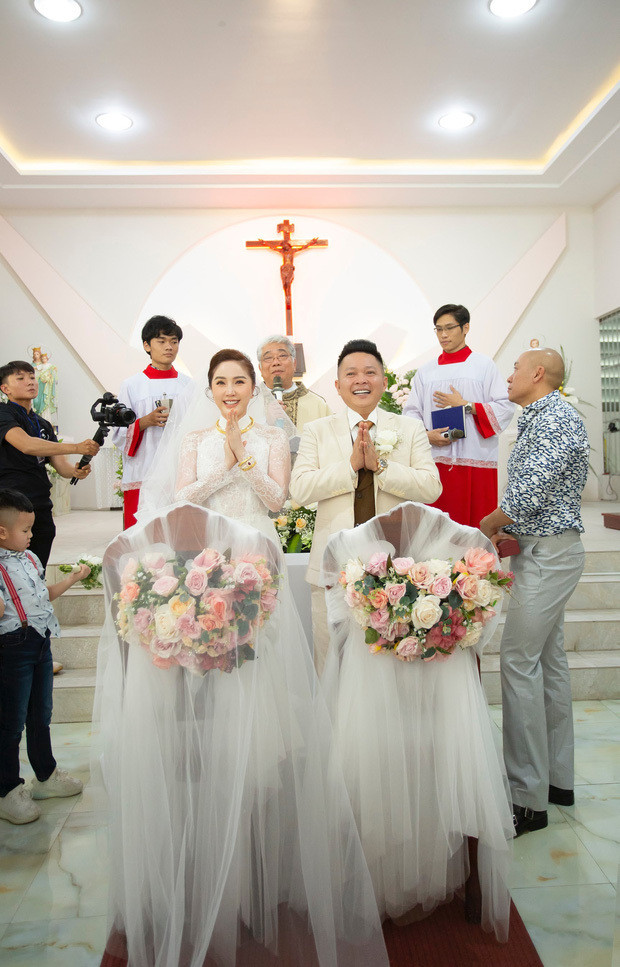 Bảo Thy đeo vàng và kim cương nặng trĩu trong đám cưới