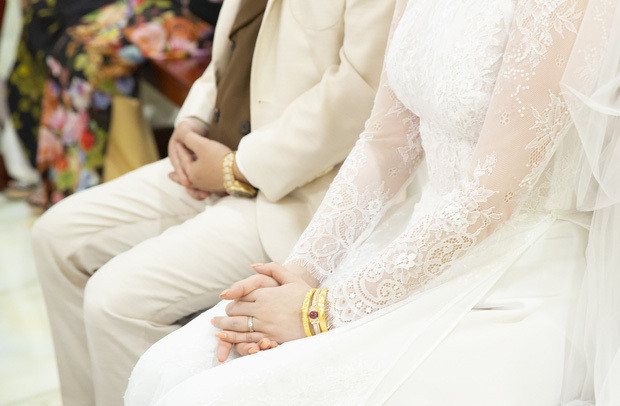 Bảo Thy đeo vàng và kim cương nặng trĩu trong đám cưới