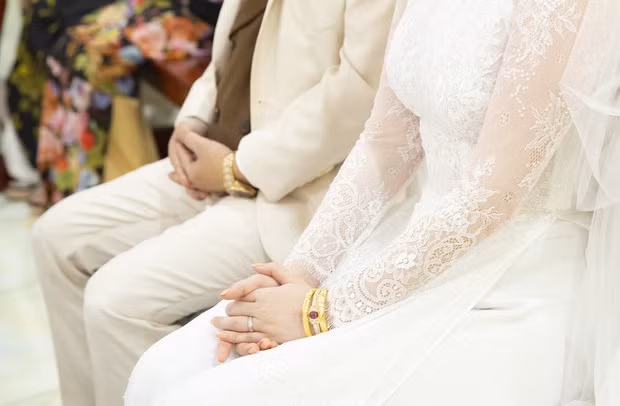 Bảo Thy đeo vàng và kim cương nặng trĩu trong đám cưới