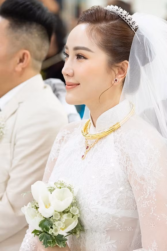Bảo Thy đeo vàng và kim cương nặng trĩu trong đám cưới