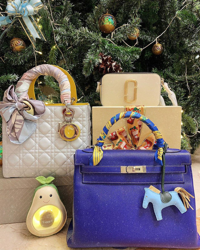 Khoe món quà ‘nho nhỏ’ từ mẹ đẻ, con gái Minh Nhựa khiến dân tình trầm trồ ảnh 1 Con gái Minh Nhựa khoe món quà từ mẹ đẻ