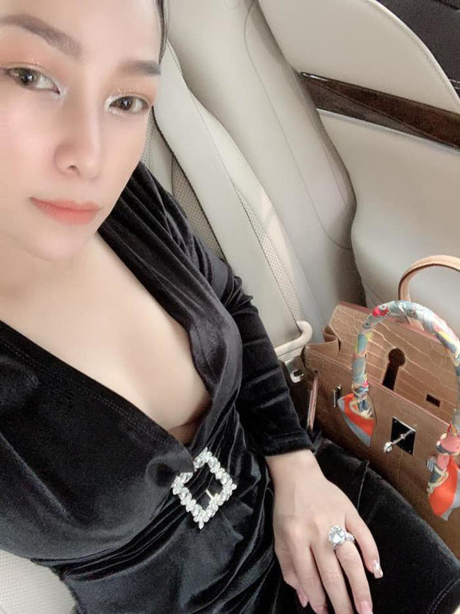 Khoe món quà ‘nho nhỏ’ từ mẹ đẻ, con gái Minh Nhựa khiến dân tình trầm trồ ảnh 4 Con gái Minh Nhựa khoe món quà từ mẹ đẻ 5