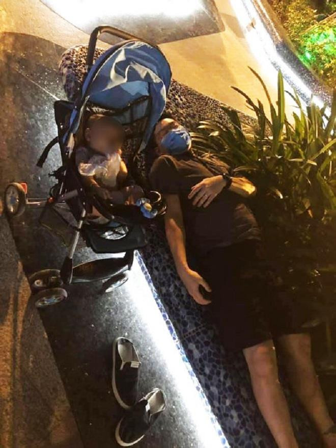 Cư dân mạng đang truyền tay nhau hình ảnh ông bố nằm dài trên nền đá của bồn hoa công viên, ngủ say sưa cạnh xe nôi của con nhỏ. Dân mạng đứng hình trước tình huống bố ngủ quên