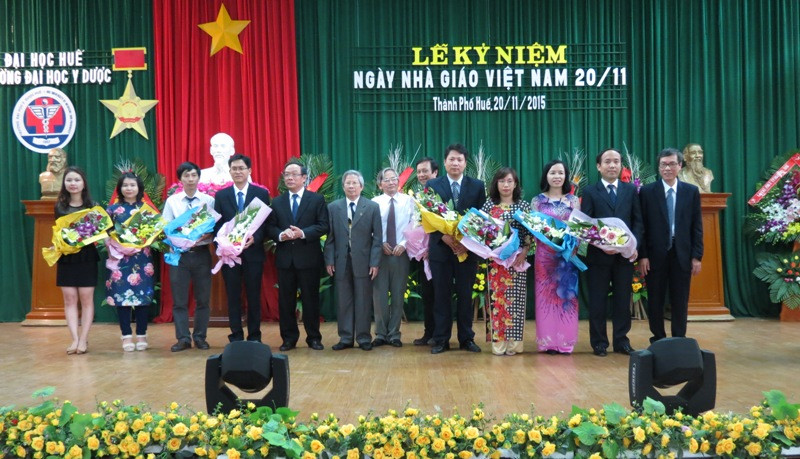 Ông Nguyễn Văn Cao Chủ tịch UBND tỉnh cùng GS.TS Cao Ngọc Thành Hiệu trưởng trường ĐH Y Dược Huế tặng hoa cho các tân PGS và tiến sĩ của trường