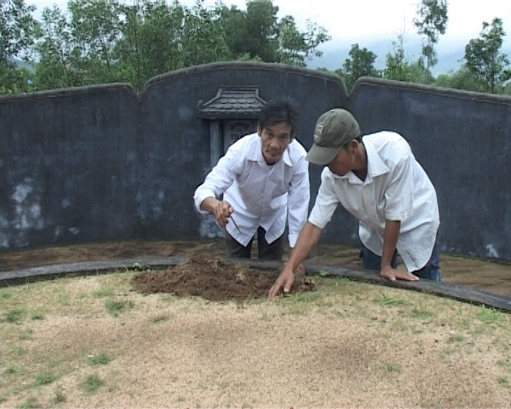 Dân bức xúc vì nhiều ngôi mộ của dòng tộc bị đóng đinh Dân bức xúc vì nhiều ngôi mộ của dòng tộc bị đóng đinh