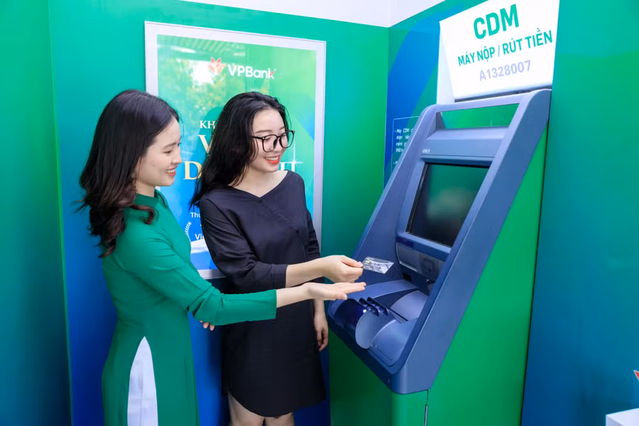 Các máy rút tiền ATM, máy nạp tiền CDM cũng được thay mới hoàn toàn f