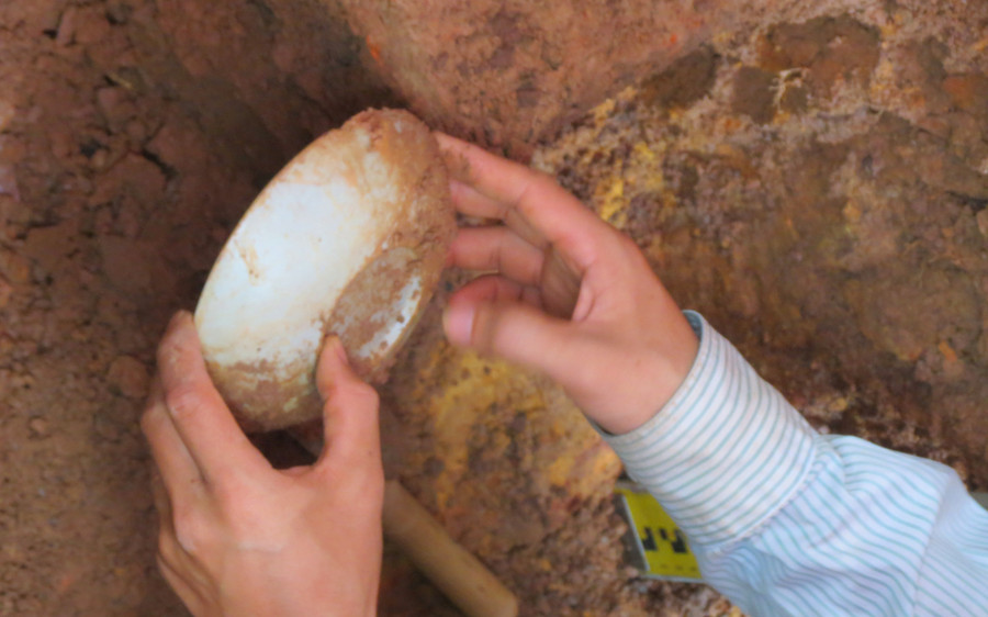 Phía sau đĩa ngọc không có họa tiết