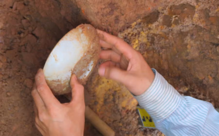 Phía sau đĩa ngọc không có họa tiết