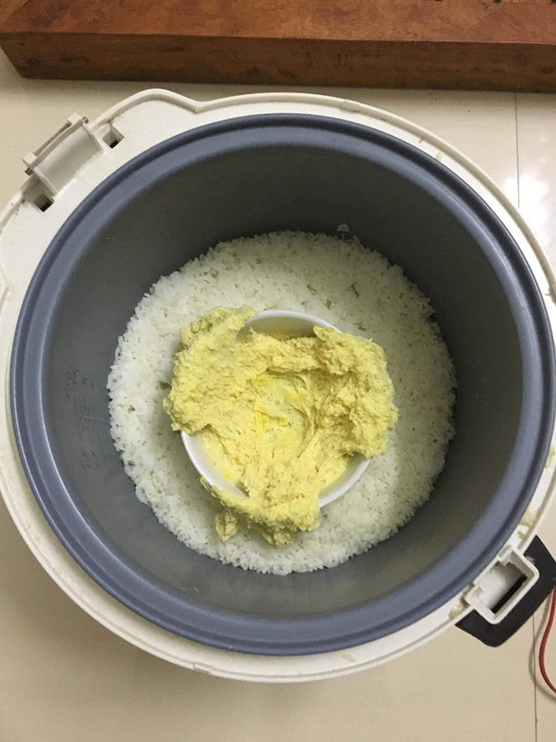 Món trứng hấp trong nồi cơm của cô vợ vụng về khiến anh chồng 