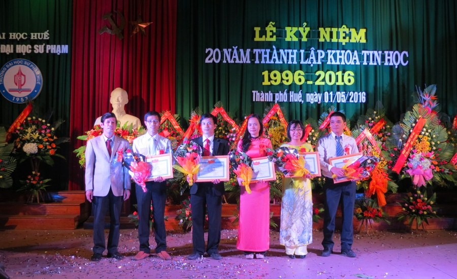 PGS.TS Nguyễn Thám - Hiệu trưởng Trường ĐHSP Huế - tặng bằng khen của trường cho các cán bộ, giảng viên khoa Tin học