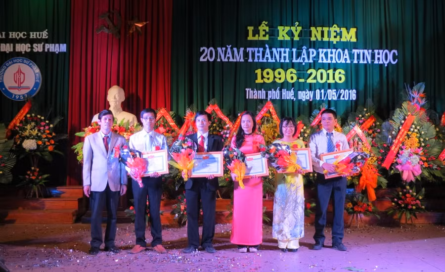 PGS.TS Nguyễn Thám - Hiệu trưởng Trường ĐHSP Huế - tặng bằng khen của trường cho các cán bộ, giảng viên khoa Tin học