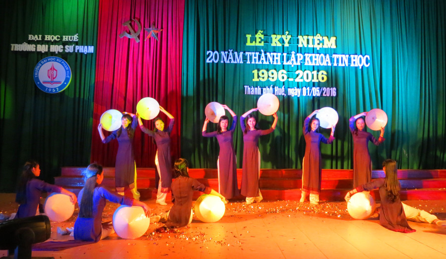Văn nghệ chào mừng 20 năm thành lập khoa Tin học của các SV trong khoa