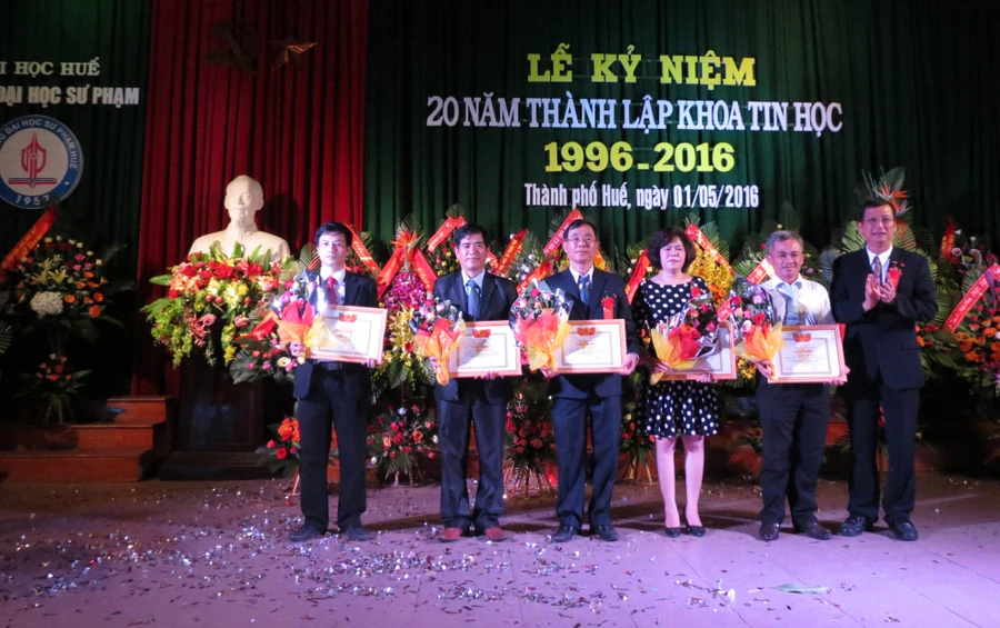 Tiến sĩ Trương Quý Tùng - PGĐ ĐH Huế - tặng bằng khen cho tập thể, giảng viên khoa Tin học 
