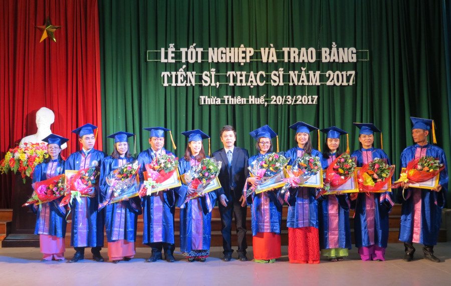 PGS. TS Nguyễn Đình Luyện - Phó Hiệu trưởng Trường ĐHSP Huế - tặng hoa và bằng khen cho các tân thạc sĩ đạt thủ khoa ngành