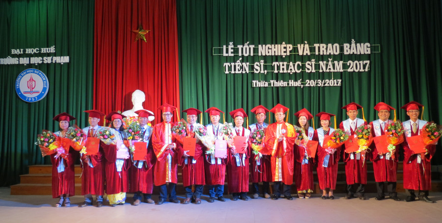 Tặng hoa chúc mừng các tân tiến sĩ