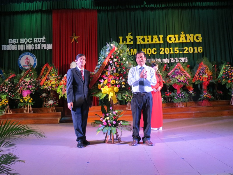 Ông Nguyễn Ngọc Thiện - Bí thư Tỉnh ủy Thừa Thiên Huế tặng hoa chúc mừng cán bộ, giảng viên, sinh viên Trường ĐHSP Huế