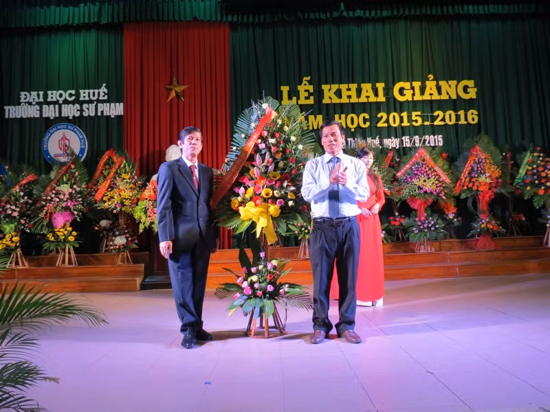 Ông Nguyễn Ngọc Thiện - Bí thư Tỉnh ủy Thừa Thiên Huế tặng hoa chúc mừng cán bộ, giảng viên, sinh viên Trường ĐHSP Huế