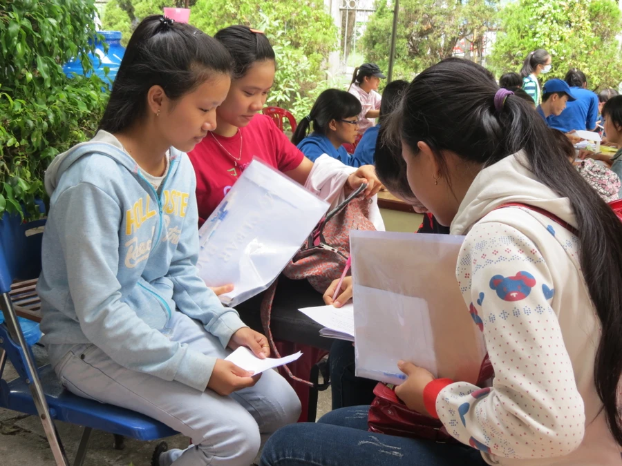 Thí sinh đến làm thủ tục đăng ký xét tuyển vào các trường thành viên ĐH Huế trong đợt tuyển sinh tháng 8/2015