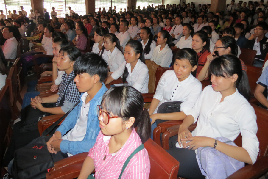 Trong buổi lễ khai giảng hôm nay có sự tham dự của gần 1600 tân sinh viên