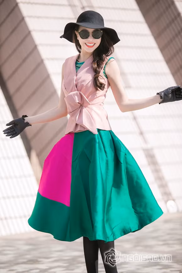 Trà Ngọc Hằng sặc sỡ trên phố Hồng Kông