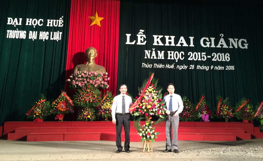 PGS.TS Lê Văn Anh - Phó giám đốc ĐH Huế tặng hoa chúc mừng lễ khai giảng trường ĐH Luật- ĐH Huế