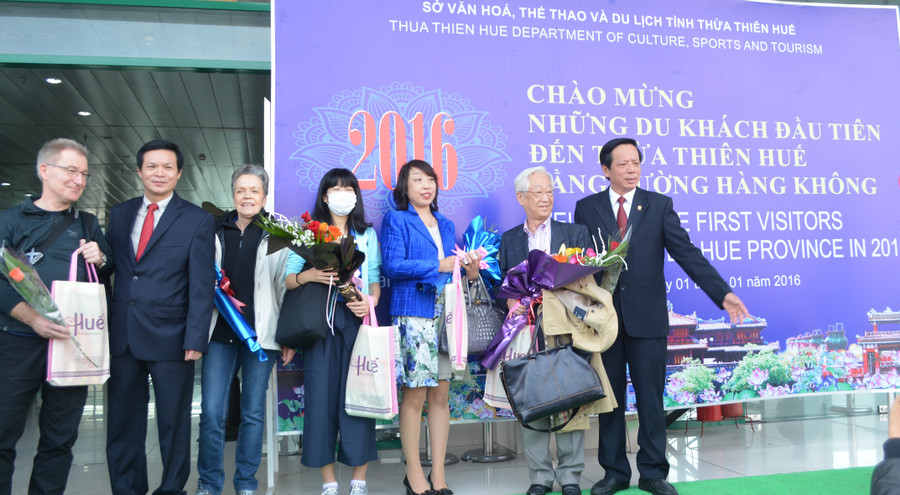 Lễ đón những du khách đầu tiên đến Huế được tổ chức ngay tại sân bay Phú Bài