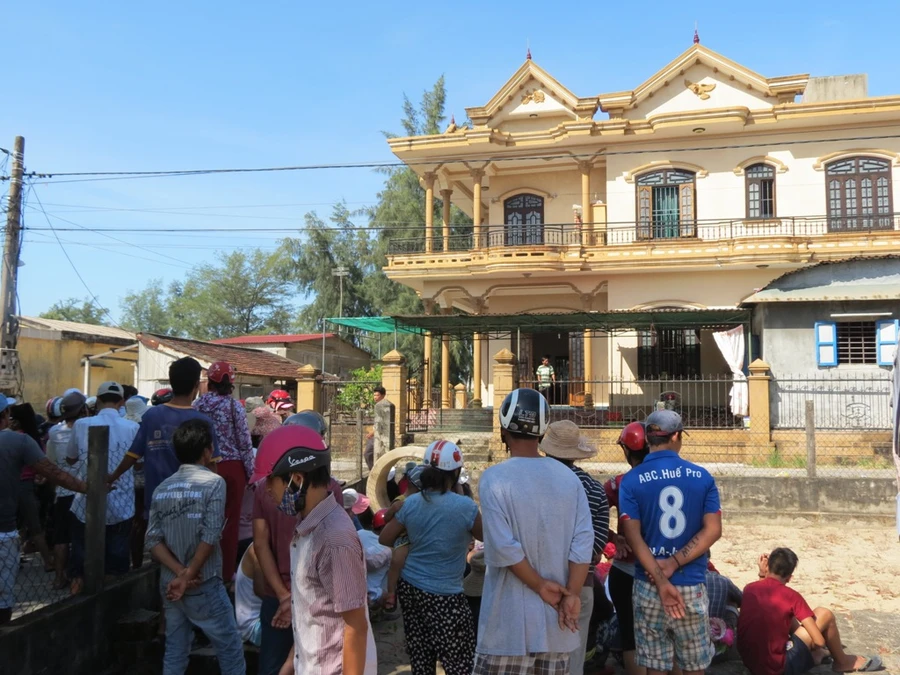 Đông đảo người dân thôn Hòa Duân theo dõi điều tra vụ án anh rể giết chết 2 em vợ vào ngày 25/6/2015