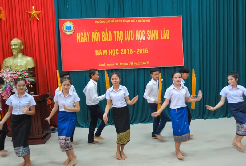 Lưu học sinh Lào biểu với các tiết mục văn nghệ mang đậm nét truyền thống 