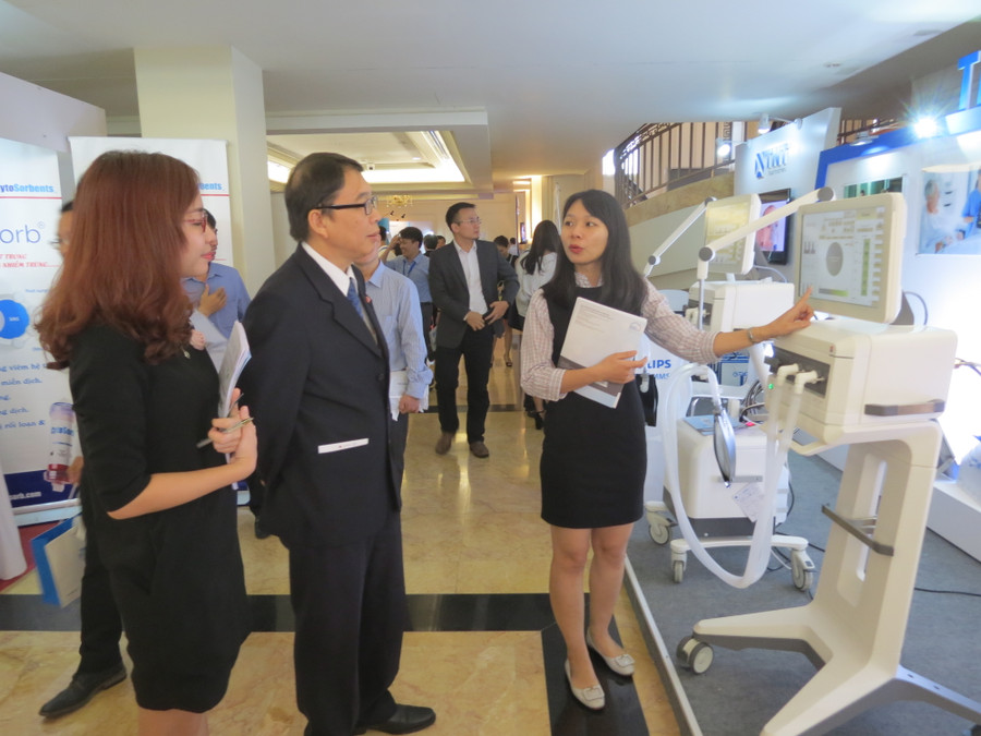 PGS.TS Nguyễn Quang Linh - Giám đốc ĐH Huế - tham quan triển lãm về y tế tại hội nghị