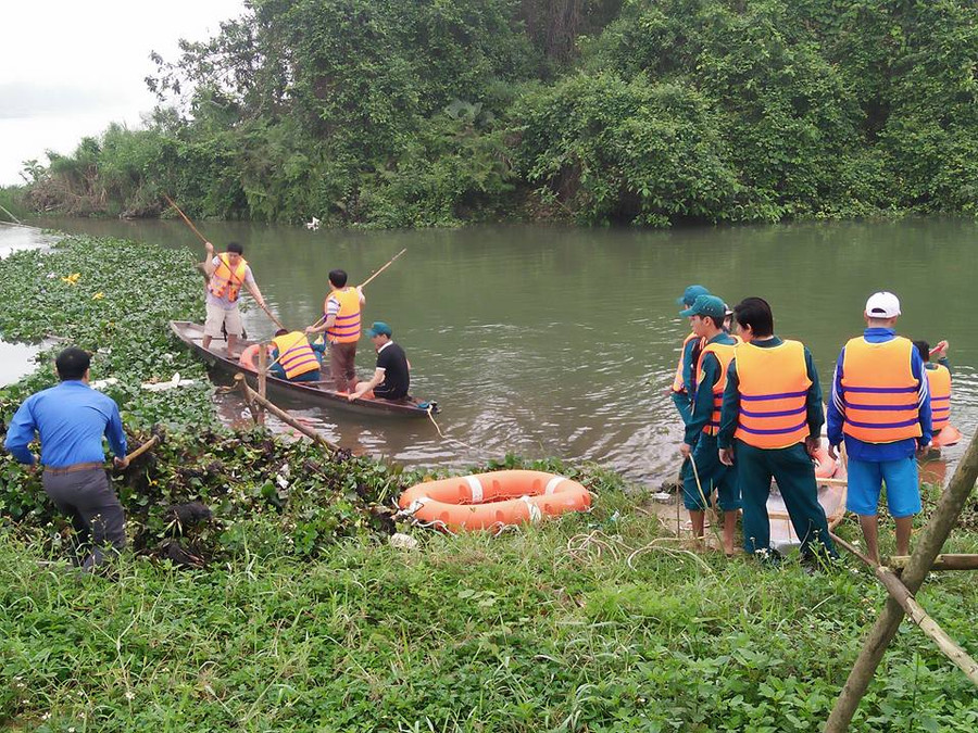 Đoàn viên phường Phường Đúc thành phố Huế tích cực tham gia vớt bèo để trả lại vẻ đẹp cho sông Hương Đoàn viên phường Phường Đúc thành phố Huế tích cực tham gia vớt bèo để trả lại vẻ đẹp cho sông Hương
