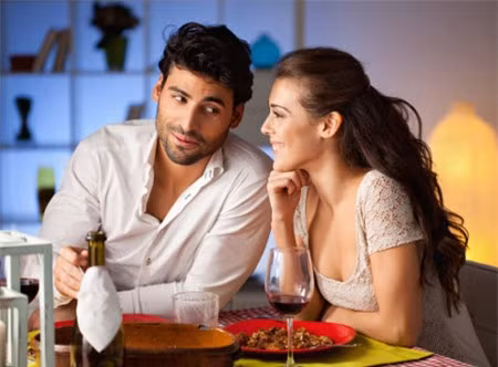 10. Thảo luận cùng nhau. Trong một mối quan hệ không thể thiếu sự giao tiếp. Một cuộc thảo luận có sự lắng nghe và chia sẻ ý tưởng về một điều gì đó sẽ khiến cả hai người cùng cảm thấy thú vị.