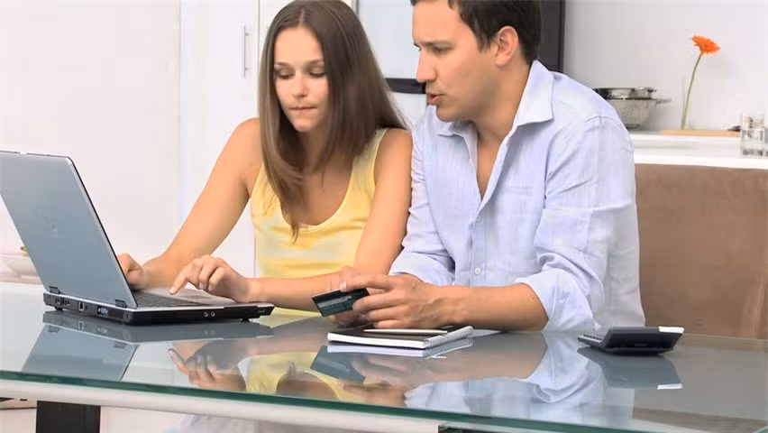 4. Chia sẻ với nhau.Điều quan trọng là tìm thấy những chủ đề mà mỗi người cùng quan tâm, những hoạt động mà hai người có thể làm cùng nhau để mang lại niềm vui và sự gắn kết.