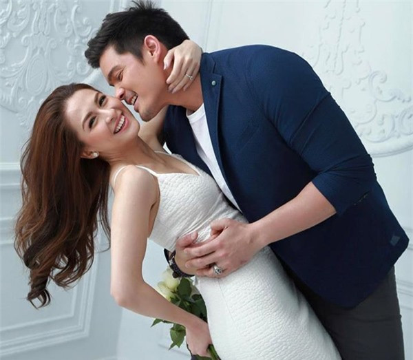 3. Hôn. Nụ hôn là chìa khóa thể hiện sự gắn kết của các cặp đôi, duy trì một mối quan hệ tích cực. Bằng cách hôn ít nhất một lần một ngày, các cặp đôi đang ngầm nhắc nhở nhau rằng mối quan hệ của họ vẫn đang rất đặc biệt. 3. Hôn. Nụ hôn là chìa khóa thể hiện sự gắn kết của các cặp đôi, duy trì một mối quan hệ tích cực. Bằng cách hôn ít nhất một lần một ngày, các cặp đôi đang ngầm nhắc nhở nhau rằng mối quan hệ của họ vẫn đang rất đặc biệt.